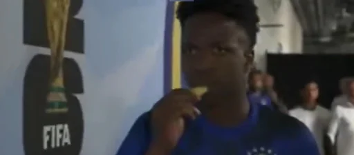 菠萝!传射建功的维尼修斯赛前被拍到吃菠萝补充能量