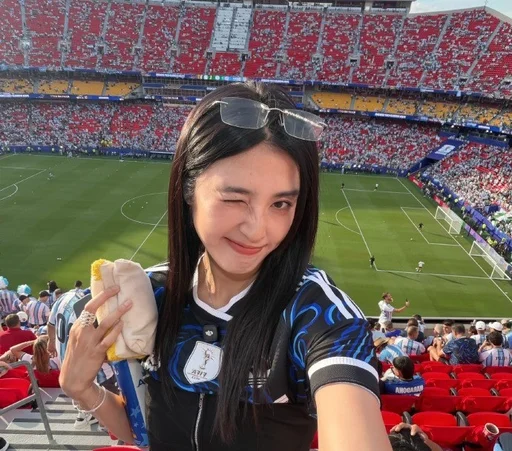赵丽娜现场观战阿根廷对阵阿尔及利亚,身穿阿根廷球衣助威梅西