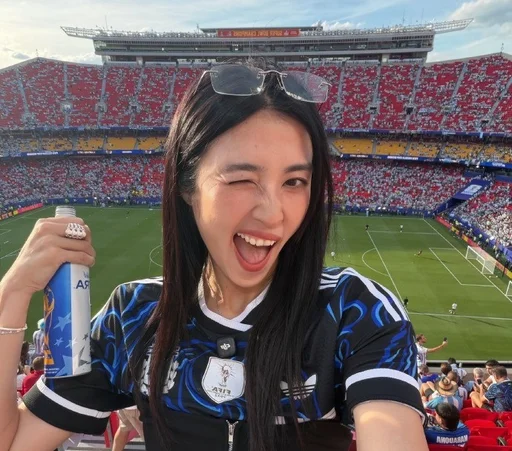 赵丽娜现场观战阿根廷对阵阿尔及利亚,身穿阿根廷球衣助威梅西