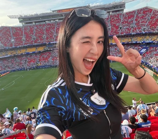 赵丽娜现场观战阿根廷对阵阿尔及利亚,身穿阿根廷球衣助威梅西