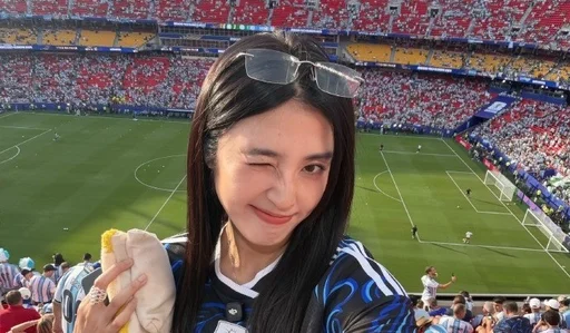 赵丽娜现场观战阿根廷对阵阿尔及利亚,身穿阿根廷球衣助威梅西
