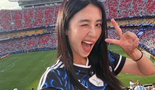 赵丽娜现场观战阿根廷对阵阿尔及利亚,身穿阿根廷球衣助威梅西